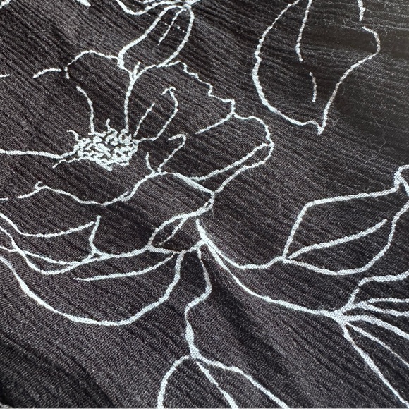 Studio B Flowy Stretchy Crinkly Black & White Floral Frilly Neck Tank Top 2X - Picture 7 of 7